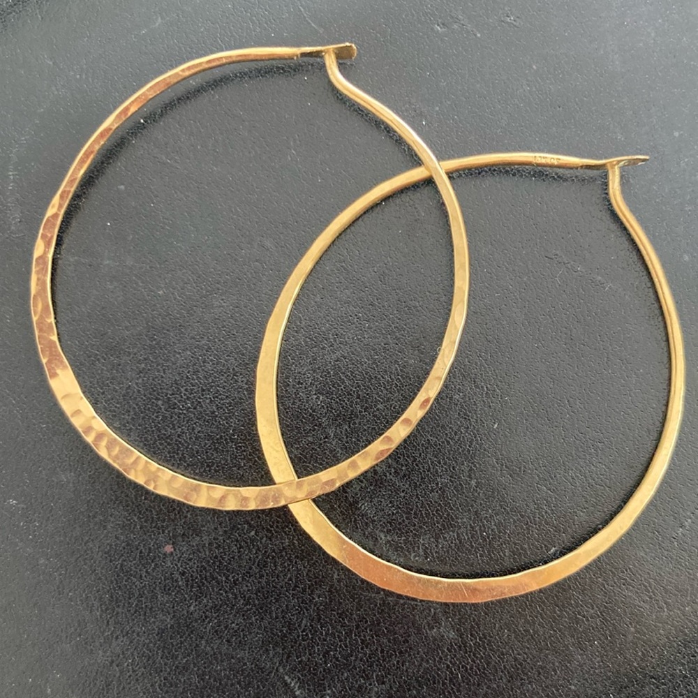 Gorgeous Vintage one of a kind thin gold hoops / one side hammered, other smooth